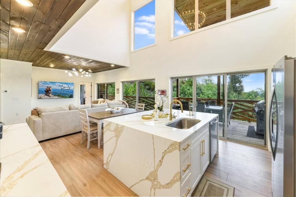 Incredible Mountain Views! Chalet Village جاتلينبرج المظهر الخارجي الصورة