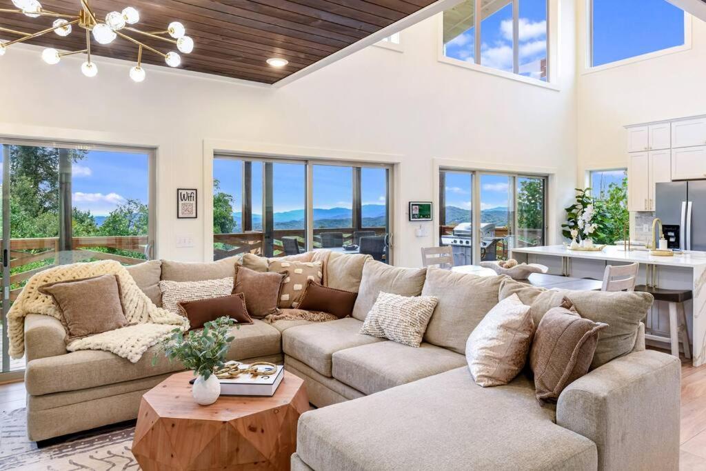 Incredible Mountain Views! Chalet Village جاتلينبرج المظهر الخارجي الصورة